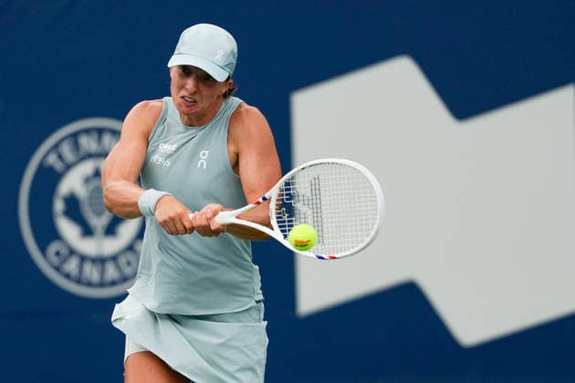 WTA, Tennis Damen Masters 1000 National Bank Open Toronto 2026 - Round of 16 - Day 8 Iga ÅöwiÄÖtek of Poland plays a backhand during the Women™s Singles round of 16 match against Marta Kostiuk of Ukraine on day 8 of the WTA Masters 1000 National Bank Open at Sobeys Stadium on August 8, 2026, in Toronto, Canada. (Photo by Leonardo Ramirez Eyepix Group) Copyright: xLeonardoxRamirezx xEyepixxGroupx LR_06082026_09248