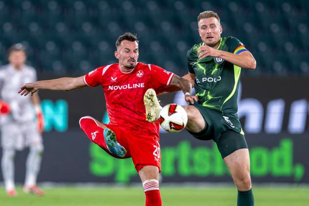 08.08.2026: Fußball, 2. Bundesliga: VfL Wolfsburg - 1. FC Kaiserslautern, 1. Spieltag in der Volkswagen Arena. Mergim Berisha (1. FC Kaiserslautern) (l) und Hauke Wahl (VfL Wolfsburg) kämpfen um den Ball. WICHTIGER HINWEIS: Gemäß den Vorgaben der DFL und des DFB ist es untersagt, in dem Stadion und oder vom Spiel angefertigte Fotoaufnahmen in Form von Sequenzbildern und oder videoähnlichen Fotostrecken zu verwerten bzw. verwerten zu lassen. *** August 8, 2026 Soccer, 2. Bundesliga: VfL Wolfsburg vs. 1. FC Kaiserslautern, Matchday 1 at the Volkswagen Arena: Mergim Berisha (1. FC Kaiserslautern) and Hauke Wahl (VfL Wolfsburg) battle for the ball. IMPORTANT NOTICE: In accordance with the regulations of the DFL and the DFB, it is prohibited to use or allow the use of photographs taken in the stadium and or during the match in the form of sequential images and or video-like photo sequences Copyright: xDavidxInderliedx