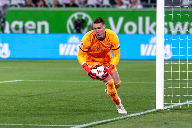 08.08.2026: Fußball, 2. Bundesliga: VfL Wolfsburg - 1. FC Kaiserslautern, 1. Spieltag in der Volkswagen Arena. Torwart Julian Krahl (1. FC Kaiserslautern) fängt den Ball. WICHTIGER HINWEIS: Gemäß den Vorgaben der DFL und des DFB ist es untersagt, in dem Stadion und oder vom Spiel angefertigte Fotoaufnahmen in Form von Sequenzbildern und oder videoähnlichen Fotostrecken zu verwerten bzw. verwerten zu lassen. *** August 8, 2026 Soccer, 2. Bundesliga: VfL Wolfsburg vs. 1. FC Kaiserslautern, Matchday 1 at the Volkswagen Arena: Goalkeeper Julian Krahl of 1. FC Kaiserslautern catches the ball. IMPORTANT NOTICE: In accordance with the regulations of the DFL and the DFB, it is prohibited to use or allow the use of photographs taken in the stadium and or during the game in the form of sequential images and or video-like photo sequences Copyright: xDavidxInderliedx