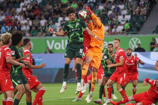 08.08.2026, xgox, Fussball, 2. Bundesliga, VfL Wolfsburg - 1. FC Kaiserslautern v.l. Fraser Hornby (Wolfsburg, 10) Julian Krahl (Kaiserslautern, 1) Zweikampf, Duell, Kampf, tackle (DFL DFB REGULATIONS PROHIBIT ANY USE OF PHOTOGRAPHS as IMAGE SEQUENCES and or QUASI-VIDEO) Wolfsburg *** August 8, 2026, xgox, Soccer, 2. Bundesliga, VfL Wolfsburg 1 FC Kaiserslautern v l Fraser Hornby (Wolfsburg), 10 Julian Krahl (Kaiserslautern), 1 tackle, duel, battle, DFL DFB REGULATIONS PROHIBIT ANY USE OF PHOTOGRAPHS as IMAGE SEQUENCES and or QUASI-VIDEO Wolfsburg