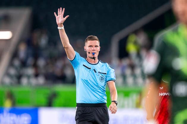 08.08.2026: Fußball, 2. Bundesliga: VfL Wolfsburg - 1. FC Kaiserslautern, 1. Spieltag in der Volkswagen Arena. Schiedsrichter Florian Exner zeigt die neue Regel Fünf Sekunden an. WICHTIGER HINWEIS: Gemäß den Vorgaben der DFL und des DFB ist es untersagt, in dem Stadion und oder vom Spiel angefertigte Fotoaufnahmen in Form von Sequenzbildern und oder videoähnlichen Fotostrecken zu verwerten bzw. verwerten zu lassen. *** August 8, 2026 Soccer, 2. Bundesliga: VfL Wolfsburg vs. 1. FC Kaiserslautern, Matchday 1 at the Volkswagen Arena. Referee Florian Exner signals the new five-second rule. IMPORTANT NOTICE: In accordance with DFL and DFB regulations, it is prohibited to use or allow the use of photographs taken in the stadium and or during the match in the form of sequential images and or video-like photo series Copyright: xDavidxInderliedx