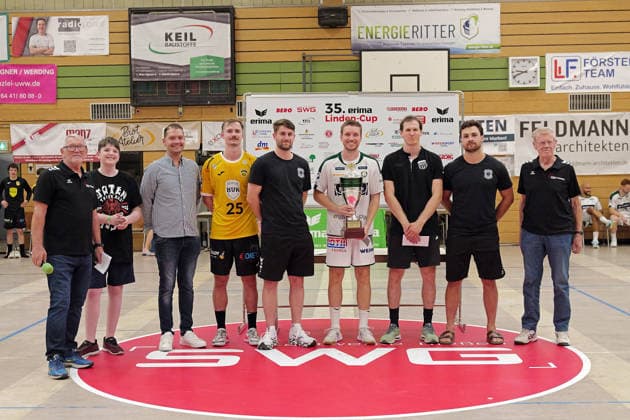 08.08.2026, xovx, Handball Lindencup, HSG Wetzlar - HSC 2000 Coburg Siegerehrung der Bundesliga Gruppe des Lindencups, Mitte Dominik Mappes (HSG Wetzlar) mit dem Siegerpokal Linden Stadthalle Hessen Deutschland (DE) *** August 8, 2026, xovx, Lindencup Handball, HSG Wetzlar vs. HSC 2000 Coburg, Award Ceremony for the Lindencup Bundesliga Group, Center: Dominik Mappes of HSG Wetzlar with the championship trophy, Linden City Hall, Hesse, Germany, DE