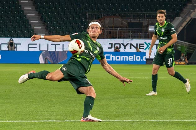 Deutschland: Fussball 2. Bundesliga, 1. Spieltag 2026 2027, VfL Wolfsburg - 1. FC Kaiserslautern am 08.08.2026 in Wolfsburg (Volkswagen-Arena): Fabian Reese (VfL Wolfsburg, 11) Schuss Wolfsburg Volkswagen Arena Deutschland *** German Soccer 2. Bundesliga, Matchday 1, 2026–2027, VfL Wolfsburg vs. 1. FC Kaiserslautern on August 8, 2026, at the Volkswagen Arena in Wolfsburg; Fabian Reese (VfL Wolfsburg), 11 shots; Volkswagen Arena, Wolfsburg, Germany Copyright: xSvenxHeidmannx