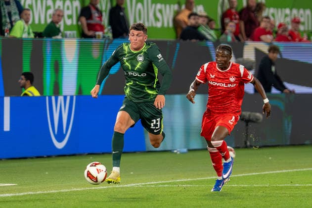 Deutschland: Fussball 2. Bundesliga, 1. Spieltag 2026 2027, VfL Wolfsburg - 1. FC Kaiserslautern am 08.08.2026 in Wolfsburg (Volkswagen-Arena): Alessio Besio (VfL Wolfsburg, 23) und Ibrahim KanatÃ (1. FC Kaiserslautern, 11) Wolfsburg Volkswagen Arena Deutschland *** German Soccer 2. Bundesliga, Matchday 1, 2026–2027, VfL Wolfsburg vs. 1. FC Kaiserslautern on August 8, 2026, at the Volkswagen Arena in Wolfsburg: Alessio Besio (VfL Wolfsburg, No. 23) and Ibrahim Kanat (1. FC Kaiserslautern, No. 11) at the Volkswagen Arena in Wolfsburg, Germany Copyright: xSvenxHeidmannx