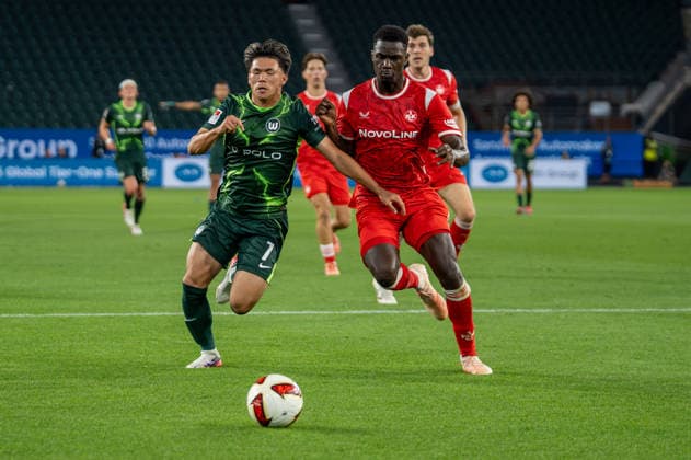 Deutschland: Fussball 2. Bundesliga, 1. Spieltag 2026 2027, VfL Wolfsburg - 1. FC Kaiserslautern am 08.08.2026 in Wolfsburg (Volkswagen-Arena): Kento Shiogai (VfL Wolfsburg, 7) und Maxwell Gyamfi (1. FC Kaiserslautern, 4) im Zweikampf Wolfsburg Volkswagen Arena Deutschland *** German Soccer 2. Bundesliga, Matchday 1, 2026–2027, VfL Wolfsburg vs. 1. FC Kaiserslautern on August 8, 2026, at the Volkswagen Arena in Wolfsburg. Kento Shiogai (VfL Wolfsburg, 7) and Maxwell Gyamfi (1. FC Kaiserslautern, 4) in a tackle at the Volkswagen Arena in Wolfsburg, Germany Copyright: xSvenxHeidmannx