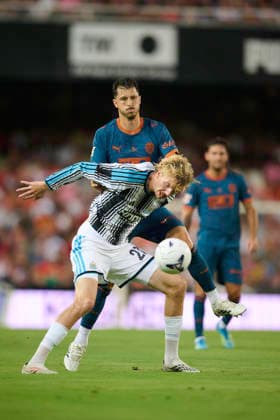 Orange Trophy - Valencia CF and Newcastle VALENCIA, SPAIN - AUGUST 8: Nick Woltemade of Newcastle United competes for the ball with Guido Rodriguez of Valencia CF during the Orange Trophy match between Valencia CF and Newcastle at Mestalla Stadium on August 8, 2026 in Valencia, Spain. (Photo by Francisco Macia Photo Players Images Magara Press) Valencia Mestalla Stadium Spain Copyright: xFranciscoxMaciax