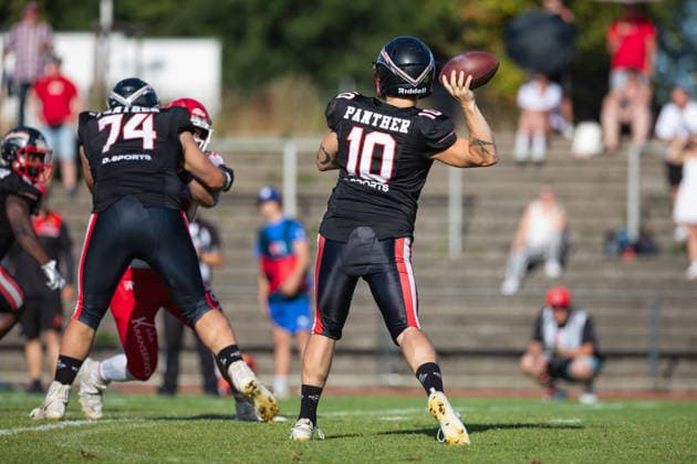 Florian Ferizi Düsseldorf Panther vs Potsdam Royals Florian Ferizi Quarterback 10 Düsseldorf Panther vs Potsdam Royals im Panther Stadion in Düsseldorf (Deutschland, Nordrhein Westfalen). American Football, 09. Spieltag der Effect Energy GFL Saison 2026. Endstand: 00:49 *** Florian Ferizi Düsseldorf Panthers vs. Potsdam Royals Florian Ferizi, quarterback 10, Düsseldorf Panthers vs. Potsdam Royals at Panther Stadium in Düsseldorf, Germany, North Rhine-Westphalia; American football; Week 9 of the 2026 Effect Energy GFL season; Final score: 0–49