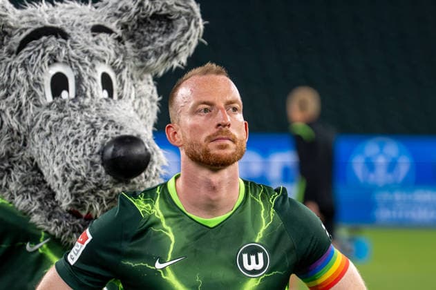 Deutschland: Fussball 2. Bundesliga, 1. Spieltag 2026 2027, VfL Wolfsburg - 1. FC Kaiserslautern am 08.08.2026 in Wolfsburg (Volkswagen-Arena): Maximilian Arnold (VfL Wolfsburg, 27) nach dem Abpfiff Gesichtsausdruck, Mimik, Emotionen Wolfsburg Volkswagen Arena Deutschland *** German Soccer 2. Bundesliga, Matchday 1, 2026–2027, VfL Wolfsburg vs. FC Kaiserslautern on August 8, 2026, at the Volkswagen Arena in Wolfsburg; Maximilian Arnold of VfL Wolfsburg, age 27, showing his facial expression, facial gestures, and emotions after the final whistle; Volkswagen Arena, Wolfsburg, Germany Copyright: xSvenxHeidmannx