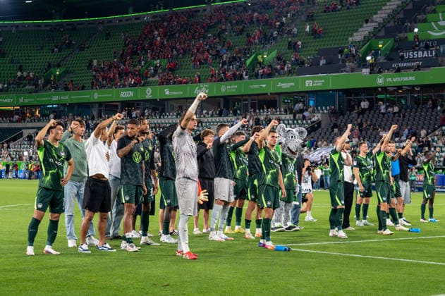Deutschland: Fussball 2. Bundesliga, 1. Spieltag 2026 2027, VfL Wolfsburg - 1. FC Kaiserslautern am 08.08.2026 in Wolfsburg (Volkswagen-Arena): Die Mannschaft des VfL Wolfsburg nach dem Spiel vor den Fans Wolfsburg Volkswagen Arena Deutschland *** German Soccer 2. Bundesliga, Matchday 1, 2026–2027, VfL Wolfsburg vs. 1. FC Kaiserslautern on August 8, 2026, at the Volkswagen Arena in Wolfsburg. The VfL Wolfsburg team poses for photos with fans after the game at the Volkswagen Arena in Wolfsburg, Germany. Copyright: xSvenxHeidmannx