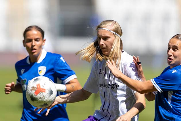 2. Frauen-Bundesliga: FC Carl Zeiss Jena vs. SGS Essen; Jena; 08.08.2026 Kyra Spitzner ( 23; SGS Essen) gegen Napsugar Sinka ( 6; FC Carl Zeiss Jena) (rechts) und Lisa Gora ( 8; FC Carl Zeiss Jena) (links) 2. Frauen-Bundesliga: FC Carl Zeiss Jena vs. SGS Essen; ad hoc arena im Ernst-Abbe-Sportfeld; 08.08.2026 *** Women s Bundesliga 2: FC Carl Zeiss Jena vs. SGS Essen, Jena, August 8, 2026. Kyra Spitzner (23, SGS Essen) against Napsugar Sinka (6, FC Carl Zeiss Jena) on the right and Lisa Gora (8, FC Carl Zeiss Jena) on the left. Women s Bundesliga 2: FC Carl Zeiss Jena vs. SGS Essen, ad hoc Arena at Ernst Abbe Sportfeld August 8, 2026 Copyright: xBEAUTIFULxSPORTS Duehringx