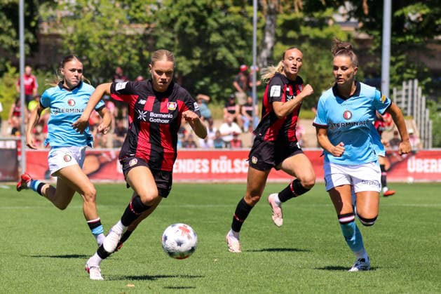 Leverkusen, Deutschland: 08.08.2026 - Saisoneröffnung Testspiel - Bayer Leverkusen Frauen vs. Feyenoord Rotterdam Frauen Im Bild: v.li. Cornelia Kramer (Leverkusen) im Laufduell *** Leverkusen, Germany, August 8, 2026 Season Opener: Friendly Match—Bayer Leverkusen Women vs. Feyenoord Rotterdam Women. Pictured, from left: Cornelia Kramer (Leverkusen) in a footrace. Copyright: HMBxMedia MadeleinexFantini
