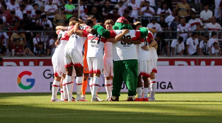 Stuttgart , VfB Stuttgart Saisoneröffnung VfB Stuttgart vs. Everton FC, die Stuttgater bilden einen Kreis vor dem Spiel *** Stuttgart, VfB Stuttgart Season Opener: VfB Stuttgart vs. Everton FC; the Stuttgart players form a circle before the game