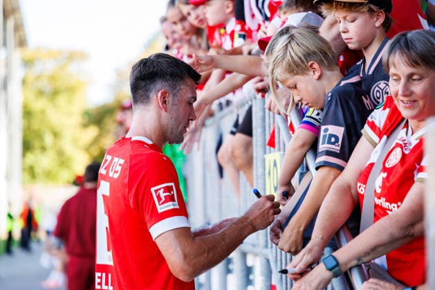 MAINZ, GERMANY - AUGUST 8: Stefan Bell (1. FSV Mainz 05, 16) signs some jerseys after the exhibition game between 1. FSV Mainz 05 vs. FC Paris at Bruchweg Stadium in preparation for the Bundesliga season 2026 27 on August 8, 2026 in Mainz, Germany. Rhineland-Palatinate Germany Copyright: xStephanxHahnex