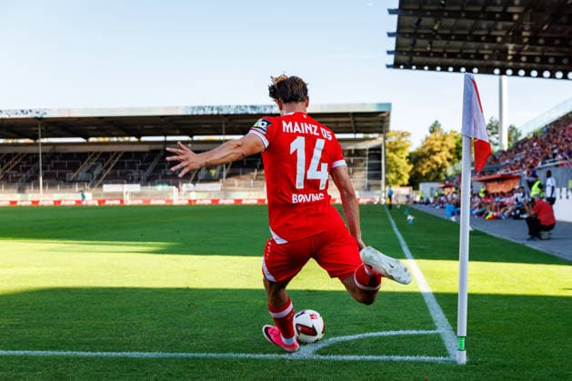 MAINZ, GERMANY - AUGUST 8: William Boeving (1. FSV Mainz 05, 14) shots a corner during the exhibition game between 1. FSV Mainz 05 vs. FC Paris at Bruchweg Stadium in preparation for the Bundesliga season 2026 27 on August 8, 2026 in Mainz, Germany. Rhineland-Palatinate Germany Copyright: xStephanxHahnex