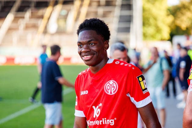 MAINZ, GERMANY - AUGUST 8: Rael Nakuzola (1. FSV Mainz 05, 47) with a big smile after the exhibition game between 1. FSV Mainz 05 vs. FC Paris at Bruchweg Stadium in preparation for the Bundesliga season 2026 27 on August 8, 2026 in Mainz, Germany. Rhineland-Palatinate Germany Copyright: xStephanxHahnex
