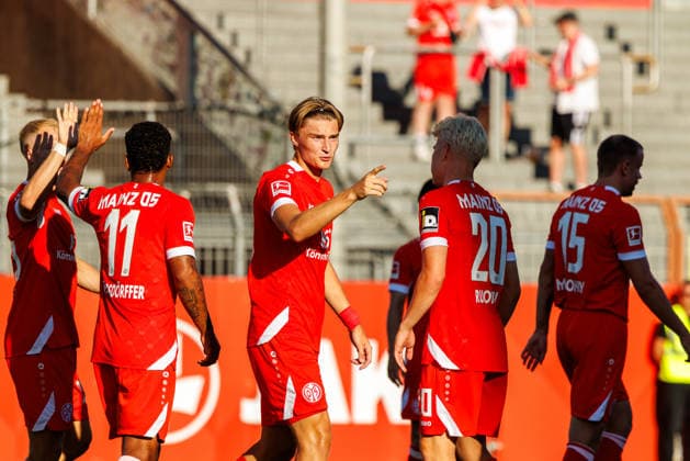 MAINZ, GERMANY - AUGUST 8: Kacper Potulski (1. FSV Mainz 05, 48) celebrates scoring his team s fourth goal with teammates during the exhibition game between 1. FSV Mainz 05 vs. FC Paris at Bruchweg Stadium in preparation for the Bundesliga season 2026 27 on August 8, 2026 in Mainz, Germany. Rhineland-Palatinate Germany Copyright: xStephanxHahnex