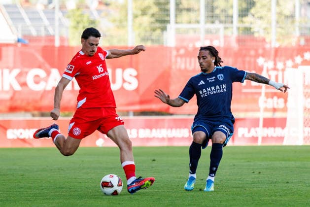MAINZ, GERMANY - AUGUST 8: Anthony Caci (1. FSV Mainz 05, 19) is challenged by Luca Koleosho (FC Paris, 15) during the exhibition game between 1. FSV Mainz 05 vs. FC Paris at Bruchweg Stadium in preparation for the Bundesliga season 2026 27 on August 8, 2026 in Mainz, Germany. Rhineland-Palatinate Germany Copyright: xStephanxHahnex