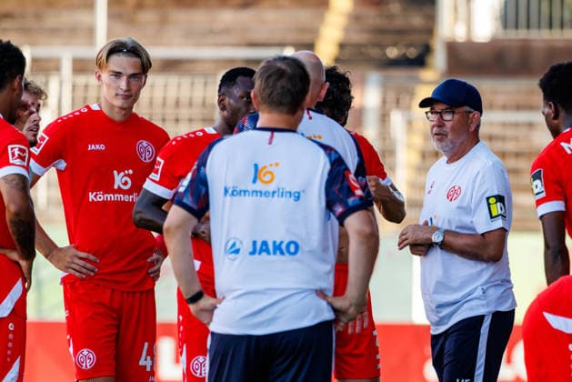 MAINZ, GERMANY - AUGUST 8: Head Coach Urs Fischer (1. FSV Mainz 05) talks to his players during the hydratrion break during the exhibition game between 1. FSV Mainz 05 vs. FC Paris at Bruchweg Stadium in preparation for the Bundesliga season 2026 27 on August 8, 2026 in Mainz, Germany. Rhineland-Palatinate Germany Copyright: xStephanxHahnex