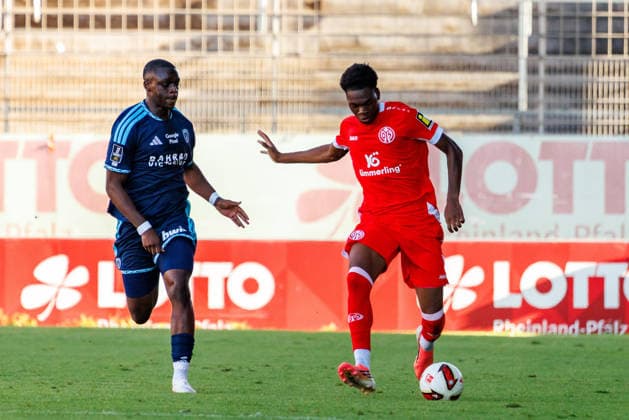MAINZ, GERMANY - AUGUST 8: Rael Nakuzola (1. FSV Mainz 05, 47) is challenged by Omar Sissoko (FC Paris, 18) during the exhibition game between 1. FSV Mainz 05 vs. FC Paris at Bruchweg Stadium in preparation for the Bundesliga season 2026 27 on August 8, 2026 in Mainz, Germany. Rhineland-Palatinate Germany Copyright: xStephanxHahnex