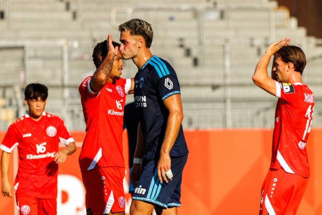 MAINZ, GERMANY - AUGUST 8: Ransford-Yeboah Koenigsdoerffer (Königsdörffer, 1. FSV Mainz 05, 11) celebrates scoring his team s third goal with teammates during the exhibition game between 1. FSV Mainz 05 vs. FC Paris at Bruchweg Stadium in preparation for the Bundesliga season 2026 27 on August 8, 2026 in Mainz, Germany. Rhineland-Palatinate Germany Copyright: xStephanxHahnex