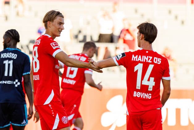 MAINZ, GERMANY - AUGUST 8: Kacper Potulski (1. FSV Mainz 05, 48) celebrates scoring his team s fourth goal with teammates during the exhibition game between 1. FSV Mainz 05 vs. FC Paris at Bruchweg Stadium in preparation for the Bundesliga season 2026 27 on August 8, 2026 in Mainz, Germany. Rhineland-Palatinate Germany Copyright: xStephanxHahnex