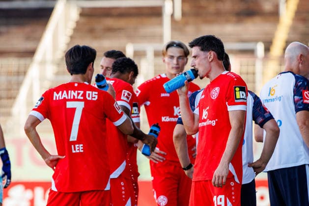 MAINZ, GERMANY - AUGUST 8: Anthony Caci (1. FSV Mainz 05, 19) during hydration break during the exhibition game between 1. FSV Mainz 05 vs. FC Paris at Bruchweg Stadium in preparation for the Bundesliga season 2026 27 on August 8, 2026 in Mainz, Germany. Rhineland-Palatinate Germany Copyright: xStephanxHahnex