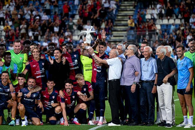 Cagliari s team celebration at the end of Serie A soccer match between Cagliari Calcio and Nice at the Unipol Domus in Cagliari, Sardinia - Saturday 8th august 2026. - Soccer  Copyright: x Â®xGianlucaxZuddas LaPressex