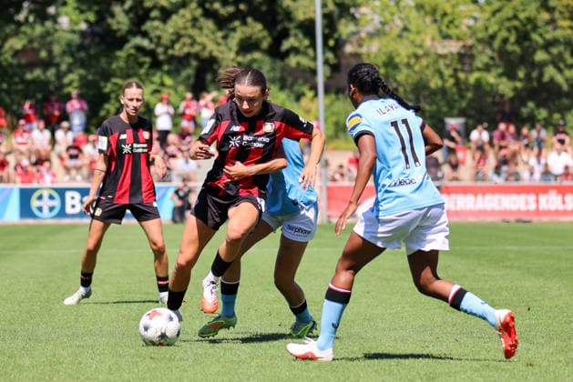 Leverkusen, Deutschland: 08.08.2026 - Saisoneröffnung Testspiel - Bayer Leverkusen Frauen vs. Feyenoord Rotterdam Frauen Im Bild: v.li. Loreen Bender (Leverkusen) im Zweikampf *** Leverkusen, Germany, August 8, 2026 Season opener: Friendly match between Bayer Leverkusen Women and Feyenoord Rotterdam Women. Pictured, from left: Loreen Bender (Leverkusen) in a tackle Copyright: HMBxMedia MadeleinexFantini
