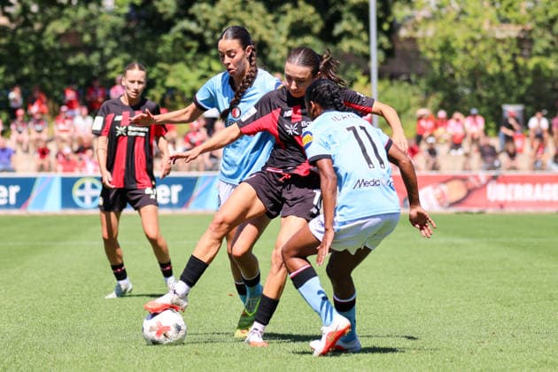 Leverkusen, Deutschland: 08.08.2026 - Saisoneröffnung Testspiel - Bayer Leverkusen Frauen vs. Feyenoord Rotterdam Frauen Im Bild: v.li. die Zweite Loreen Bender (Leverkusen) im Zweikampf *** Leverkusen, Germany, August 8, 2026 Season opener: Friendly match between Bayer Leverkusen Women and Feyenoord Rotterdam Women. Pictured, from left, Loreen Bender of Leverkusen in a tackle. Copyright: HMBxMedia MadeleinexFantini