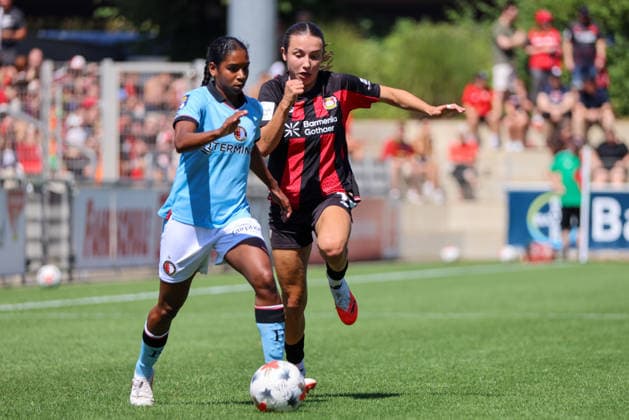 Leverkusen, Deutschland: 08.08.2026 - Saisoneröffnung Testspiel - Bayer Leverkusen Frauen vs. Feyenoord Rotterdam Frauen Im Bild: v.li. die Zweite Loreen Bender (Leverkusen) im Zweikampf *** Leverkusen, Germany, August 8, 2026 Season opener: Friendly match between Bayer Leverkusen Women and Feyenoord Rotterdam Women. Pictured, from left, Loreen Bender (second from left) of Leverkusen in a tackle. Copyright: HMBxMedia MadeleinexFantini