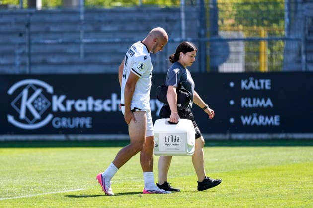 Felix Lohkemper (SVS, 10) hat sich verletzt und muss ausgewechselt werden, Ines Bechtel (Physiotherapeutin, SV Sandhausen) begleitet ihn vom Platz, verletzt, Verletzung, Verletzungspause, Action, Aktion, Spielszene, 08.08.2026, Sandhausen (Deutschland), Fussball, Regionalliga Südwest, SV Sandhausen - TSV Steinbach Haiger *** Felix Lohkemper (SVS, 10) has been injured and must be substituted; Ines Bechtel, a physical therapist with SV Sandhausen, accompanies him off the field; injured, injury, time out due to injury, action, play, game scene, August 8, 2026, Sandhausen, Germany, soccer, Regionalliga Südwest, SV Sandhausen vs. TSV Steinbach Haiger xozx