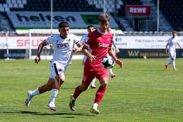 v.li.: Seyhan Yigit (SVS, 22), Max Lippert (Steinbach, 33), Zweikampf, Spielszene, Duell, duel, tackle, tackling, Dynamik, Action, Aktion, 08.08.2026, Sandhausen (Deutschland), Fussball, Regionalliga Südwest, SV Sandhausen - TSV Steinbach Haiger *** v li Seyhan Yigit SVS, 22, Max Lippert Steinbach, 33, tackle, game scene, duel, tackle, tackling, dynamics, action, 08 08 2026, Sandhausen, Germany, soccer, Regionalliga Southwest, SV Sandhausen vs. TSV Steinbach Haiger xozx