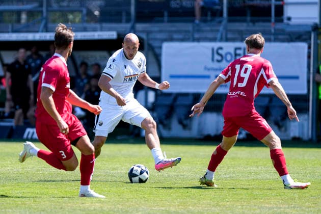 v.li.: Nick Galle (Steinbach, 3), Felix Lohkemper (SVS, 10), Tim Kircher (Steinbach, 19), Zweikampf, Spielszene, Duell, duel, tackle, tackling, Dynamik, Action, Aktion, 08.08.2026, Sandhausen (Deutschland), Fussball, Regionalliga Südwest, SV Sandhausen - TSV Steinbach Haiger *** v li Nick Galle Steinbach, 3, Felix Lohkemper SVS, 10, Tim Kircher Steinbach, 19, tackle, game scene, duel, tackle, tackling, dynamics, action, 08 08 2026, Sandhausen, Germany, soccer, Regionalliga Südwest, SV Sandhausen vs. TSV Steinbach Haiger xozx