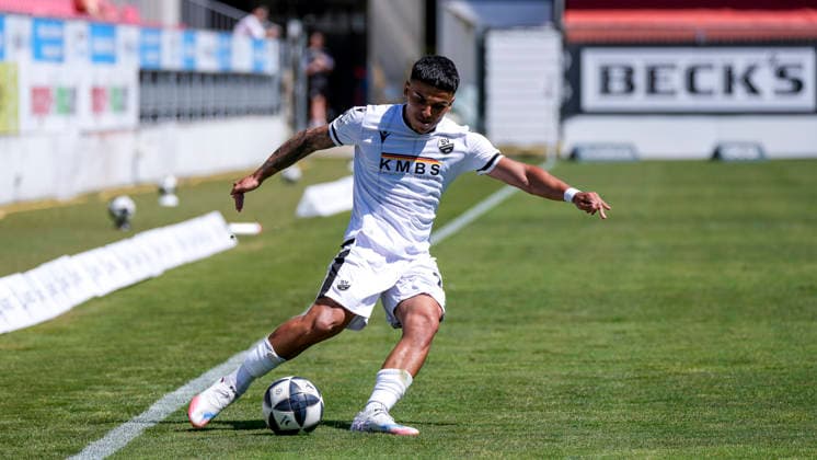 Seyhan Yigit (SVS, 22), am Ball, Freisteller, Ganzkörper, Einzelbild, Einzelfoto, Aktion, Action, 08.08.2026, Sandhausen (Deutschland), Fussball, Regionalliga Südwest, SV Sandhausen - TSV Steinbach Haiger *** Seyhan Yigit SVS, 22, on the ball, isolated figure, full-body shot, single frame, single photo, action, 08 08 2026, Sandhausen, Germany, soccer, Regionalliga Südwest, SV Sandhausen vs. TSV Steinbach Haiger xozx