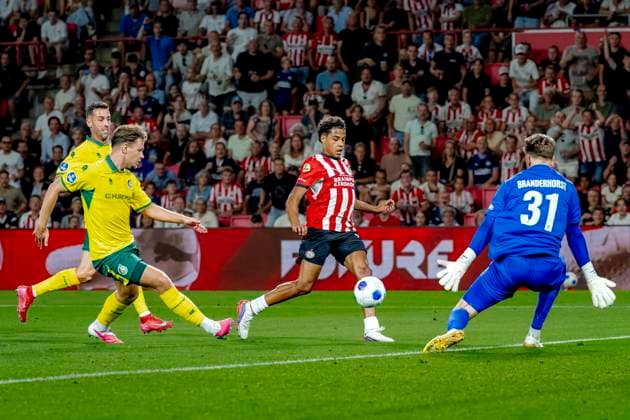 EINDHOVEN - PSV Eindhoven midfielder Noah Fernandez scores the 2-1 during the Vriendenloterij Eredivisie match between PSV and Fortuna Sittard at Philips Stadion on August 8, 2026 in Eindhoven, the Netherlands. (Photo by DeFodi Images) - *** EINDHOVEN PSV Eindhoven midfielder Noah Fernandez scores the 2-1 goal during the Vriendenloterij Eredivisie match between PSV and Fortuna Sittard at Philips Stadion on August 8, 2026, in Eindhoven, the Netherlands. Photo by DeFodi Images
