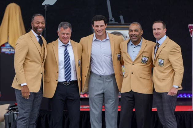 Sport Bilder des Tages #2 August 8, 2026: The 2026 NFL, American Football Herren, USA Hall of fame class including Larry Fitzgerald, Adam Vinatieri, Luke Kuechly, Roger Craig, and Drew Brees pose for a picture during the NFL Hall of Fame Enshrinement Ceremony at the Tom Benson Hall of Fame Stadium in Canton, OH. CSM Canton USA - ZUMAc04_ 20260808_zma_c04_202 Copyright: xJonathanxMailhesx