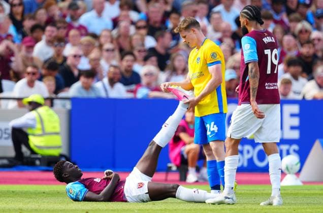 Sport Bilder des Tages #2 Terry Devlin of Portsmouth helps Mohamadou Kante of West Ham United with cramp West Ham United v Portsmouth, EFL Carabao Cup, First Round, Football, London Stadium, London, UK - 08 Aug 2026London London Stadium United Kingdom EDITORIAL USE ONLY No use with unauthorised audio, video, data, fixture lists, club league logos or live services. Online in-match use limited to 120 images, no video emulation. No use in betting, games or single club league player publications.  Copyright: xJavierxGarcia Shutterstockx 17051072eo