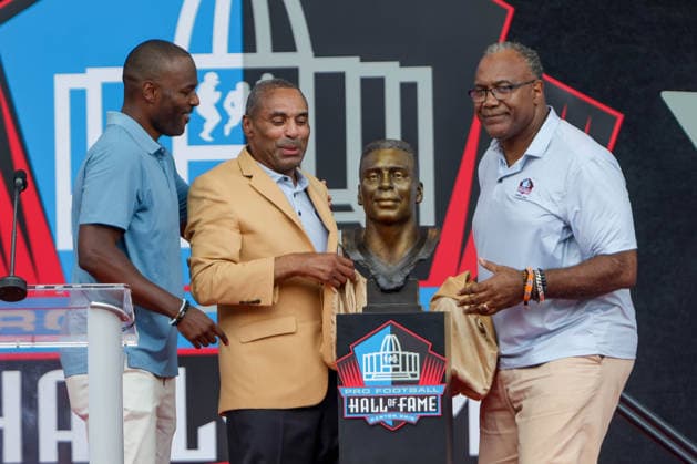 August 8, 2026: Roger Craig, along with former 49ers teammate Jamie Williams, uncover his Hall of Fame bust during the NFL, American Football Herren, USA Hall of Fame Enshrinement Ceremony at the Tom Benson Hall of Fame Stadium in Canton, OH. CSM Canton USA - ZUMAc04_ 20260808_zma_c04_253 Copyright: xJonathanxMailhesx