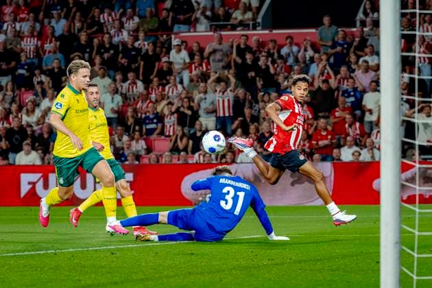 EINDHOVEN - PSV Eindhoven midfielder Noah Fernandez scores the 2-1 during the Vriendenloterij Eredivisie match between PSV and Fortuna Sittard at Philips Stadion on August 8, 2026 in Eindhoven, the Netherlands. (Photo by DeFodi Images) - *** EINDHOVEN PSV Eindhoven midfielder Noah Fernandez scores the 2-1 goal during the Vriendenloterij Eredivisie match between PSV and Fortuna Sittard at Philips Stadion on August 8, 2026, in Eindhoven, the Netherlands. Photo by DeFodi Images