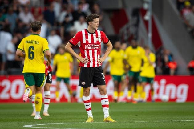 EINDHOVEN - Guus Til of PSV Eindhoven is disappointed after the 0-1 defeat during the Dutch Eredivisie match between PSV and Fortuna Sittard at the Philips Stadium on August 8, 2026, in Eindhoven, the Netherlands. SONNY LENSEN ANP Eredivisie 2026 27 xVIxANPxSportx xxANPxIVx 565115359 originalFilename: 565115359.jpg