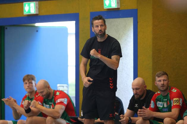08.08.2026, xtgx, Handball Turnier, SC Magdeburg - SC DHfK Leipzig emspor, v.l. Bennet Wiegert (Magdeburg, Trainer) Jubel, Torjubel, jubelt ueber das Tor, celebrate the goal, celebration Lößnitz *** August 8, 2026, xtgx, Handball Tournament, SC Magdeburg vs. SC DHfK Leipzig emspor, from left: Bennet Wiegert (Magdeburg), coach celebrating, goal celebration, celebrating the goal, Lößnitz