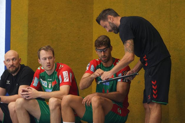 08.08.2026, xtgx, Handball Turnier, SC Magdeburg - SC DHfK Leipzig emspor, v.l. Antonio Serradilla Cuenca (Magdeburg, 15) Bennet Wiegert (Magdeburg, Trainer) Lößnitz *** August 8, 2026, xtgx, Handball Tournament, SC Magdeburg vs. SC DHfK Leipzig emspor, from left: Antonio Serradilla Cuenca (Magdeburg), 15 Bennet Wiegert (Magdeburg), Coach Lößnitz