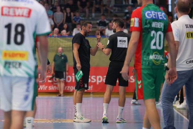 08.08.2026, xtgx, Handball Turnier, SC Magdeburg - SC DHfK Leipzig emspor, v.l. Bennet Wiegert (Magdeburg, Trainer) Reklamiert, beschwert sich, schimpft Lößnitz *** August 8, 2026, xtgx, Handball Tournament, SC Magdeburg vs. SC DHfK Leipzig emspor, from left: Bennet Wiegert (Magdeburg); Coach Lößnitz protests, complains, and yells