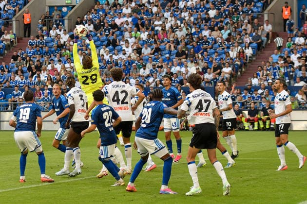 Marco Carnesecchi (Atalanta 29) vereitelt Torchance von Schalke 08.08.2026 ¢ Fussball ¢ FC Schalke 04 vs Atalanta Bergamo -Testspiel-, Veltins-Arena, Gelsenkirchen, DFB DFL REGULATIONS PROHIBIT ANY USE OF PHOTOGRAPHS AS IMAGE SEQUENCES AND OR QUASI-VIDEO NRW Germany *** Marco Carnesecchi (Atalanta 29) thwarts a scoring chance by Schalke 08 on August 8, 2026 ¢ Soccer ¢ FC Schalke 04 vs. Atalanta Bergamo Friendly Match, Veltins Arena, Gelsenkirchen, DFB and DFL regulations prohibit any use of photographs as image sequences and or quasi-video. NRW, Germany Copyright: xpepphotox xSaschaxWeizx pep00321, pep_20260808_hm_54359