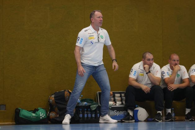 08.08.2026, xtgx, Handball Turnier, SC Magdeburg - SC DHfK Leipzig emspor, v.l. Frank Carstens (Leipzig, Trainer) Lößnitz *** August 8, 2026, xtgx, Handball Tournament, SC Magdeburg vs. SC DHfK Leipzig emspor, from left: Frank Carstens (Leipzig), Coach Lößnitz