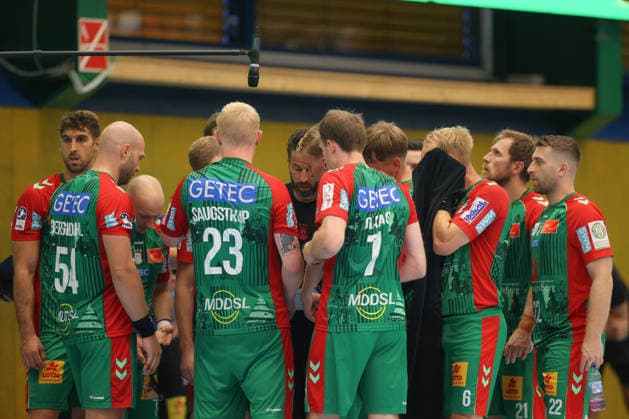 08.08.2026, xtgx, Handball Turnier, SC Magdeburg - SC DHfK Leipzig emspor, v.l. Bennet Wiegert (Magdeburg, Trainer) Auszeit Lößnitz *** August 8, 2026, xtgx, Handball Tournament, SC Magdeburg vs. SC DHfK Leipzig emspor, from left: Bennet Wiegert (Magdeburg), Coach Lößnitz calling a timeout
