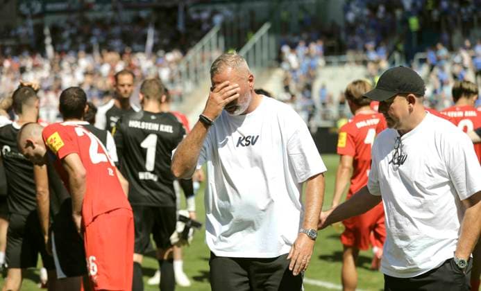 Foto : ein enttäuschter Trainer Tim WALTER (Kiel) nach dem Schlusspfiff , ganz links trauert David ZEC (Kiel) , rechts Co Trainer Dirk Bremser Fussball 2. Bundesliga , 1. Spieltag am Sa. 08.08.2026 Holstein Darmstadt 98 - Holstein Kiel *** Photo: A disappointed coach, Tim WALTER (Kiel), after the final whistle; on the far left, a dejected David ZEC (Kiel); on the right, assistant coach Dirk Bremser. Soccer, 2. Bundesliga, Matchday 1 on Sat, Aug. 8, 2026: Holstein vs. Darmstadt 98 vs. Holstein Kiel
