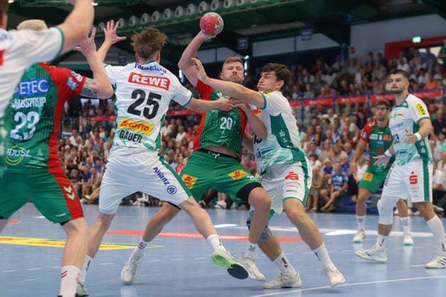 08.08.2026, xtgx, Handball Turnier, SC Magdeburg - SC DHfK Leipzig emspor, v.l. Philipp Weber (Magdeburg, 20), Matej Klima (Leipzig, 13) Zweikampf, Duell, Kampf, tackle Lößnitz *** August 8, 2026, xtgx, Handball Tournament, SC Magdeburg vs. SC DHfK Leipzig emspor, from left: Philipp Weber (Magdeburg), 20, Matej Klima (Leipzig), 13; one-on-one, duel, battle, tackle, Lößnitz