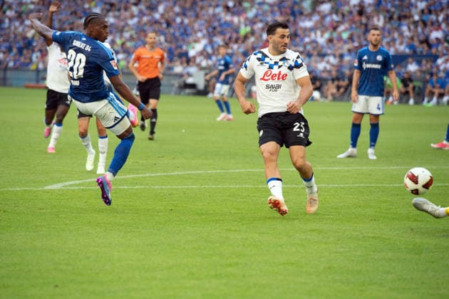 Junior ADAMU (GE) gegen Sead KOLASINAC (AB) Aktion, Zweikampf, Torschuss, Torchance, Fussball Freundschaftsspiel FC Schalke 04 - Atalanta Bergamo 0-3 am 08.08.2026 in der Veltins-Arena Gelsenkirchen Deutschland. DFL regulations prohibit any use of photographs as image sequences and or quasi-video Â *** Junior ADAMU GE vs. Sead KOLASINAC AB: Play, Tackle, shot on goal, scoring chance, soccer friendly match FC Schalke 04 vs. Atalanta Bergamo 0–3 on August 8, 2026, at the Veltins Arena in Gelsenkirchen, Germany. DFL regulations prohibit any use of photographs as image sequences and or quasi-video.