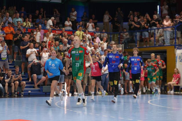 08.08.2026, xtgx, Handball Turnier, SC Magdeburg - SC DHfK Leipzig emspor, v.l. Magnus Saugstrup (Magdeburg, 23) läuft als Kapitän ein Lößnitz *** August 8, 2026, xtgx, Handball Tournament, SC Magdeburg vs. SC DHfK Leipzig emspor, from left: Magnus Saugstrup (Magdeburg), No. 23 enters the game as captain for Lößnitz